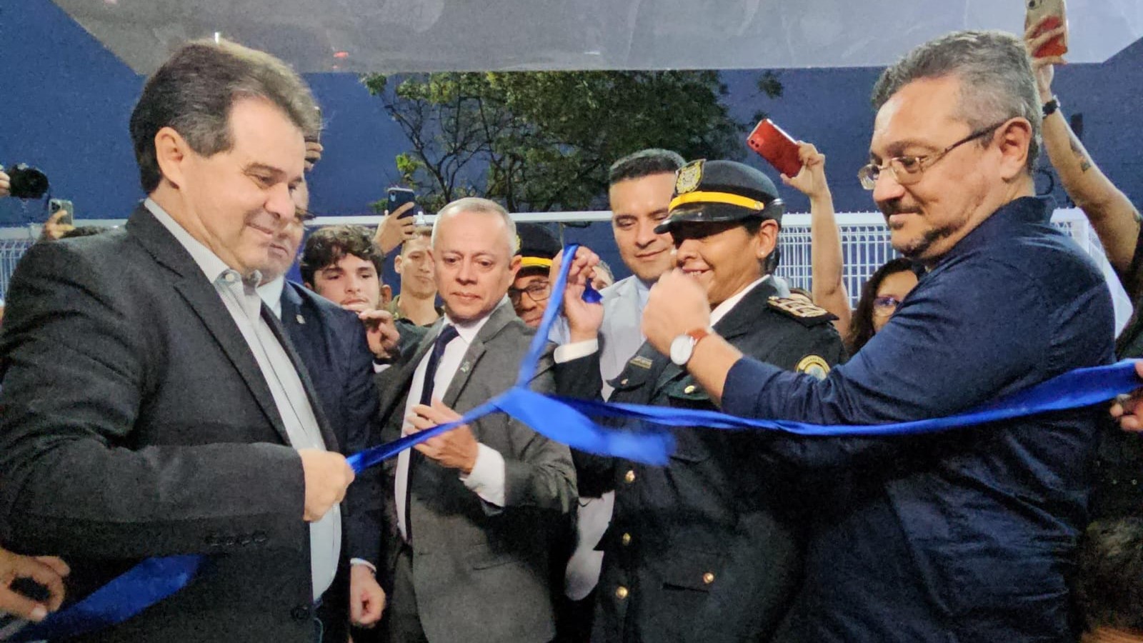 grupo de pessoas posa para a foto